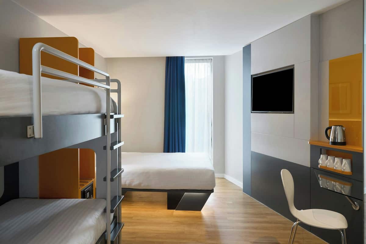 Family Room, 1 Double Bed | Desk, laptop workspace, blackout drapes, soundproofing