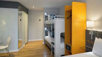 Habitación familiar, 1 cama matrimonial | Escritorio, espacio para trabajar con laptop y cortinas blackout