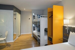 Quarto família, 1 cama de casal | Escrivaninha, espaço de trabalho para notebook, cortinas blackout
