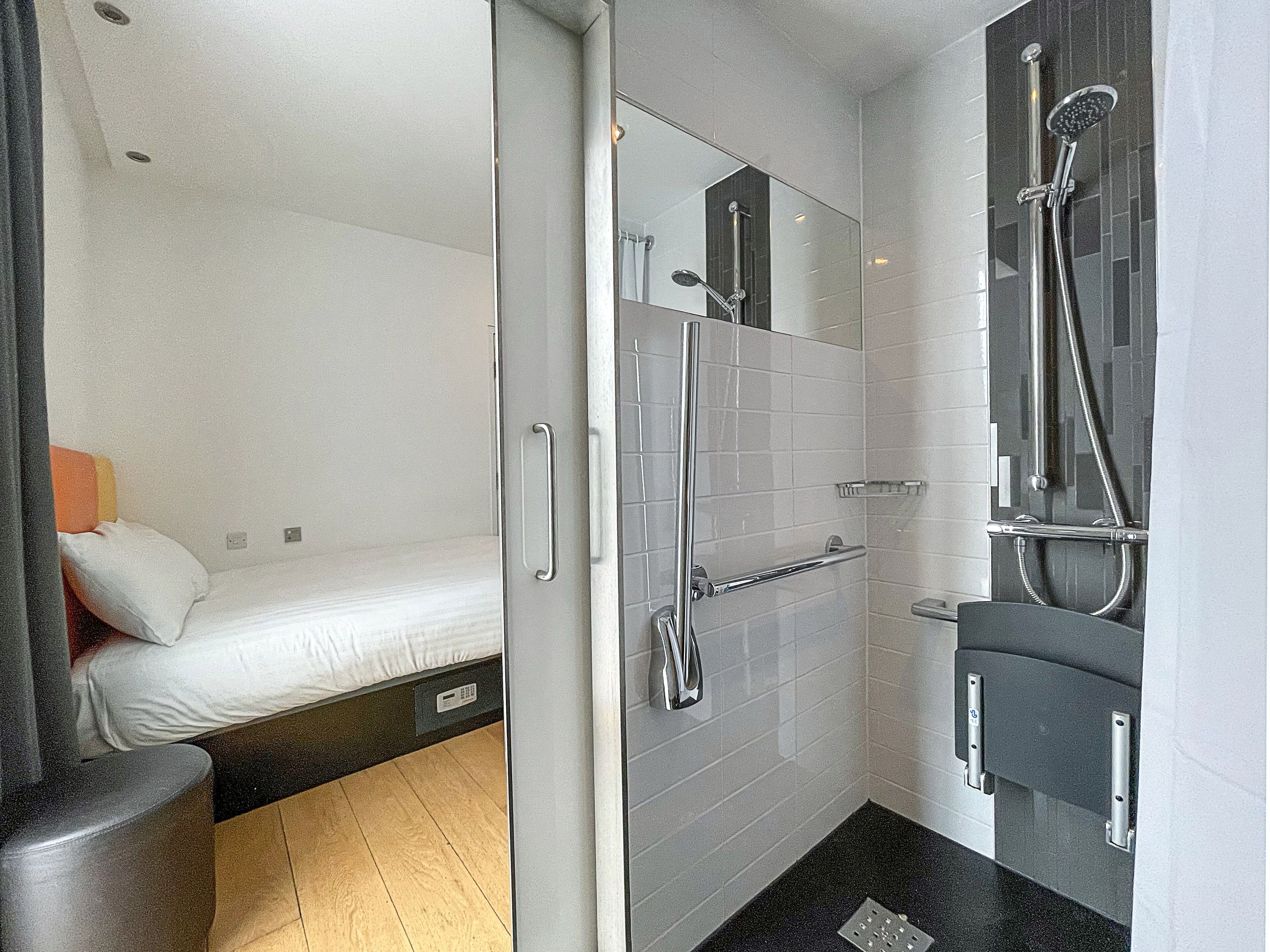 Habitación estándar doble, accesible para personas con discapacidad | Baño | Ducha, artículos de higiene personal gratuitos y secador de pelo