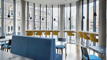 Se ofrece un desayuno bufé todos los días (11.95 GBP por persona)