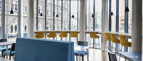 Colazione a buffet, servita tutte le mattine (11.95 GBP a persona)