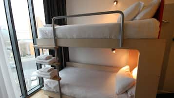 Standard tvåbäddsrum (Bunk beds) | Skrivbord, arbetsyta för laptop, mörkläggningsgardiner och ljudisolering