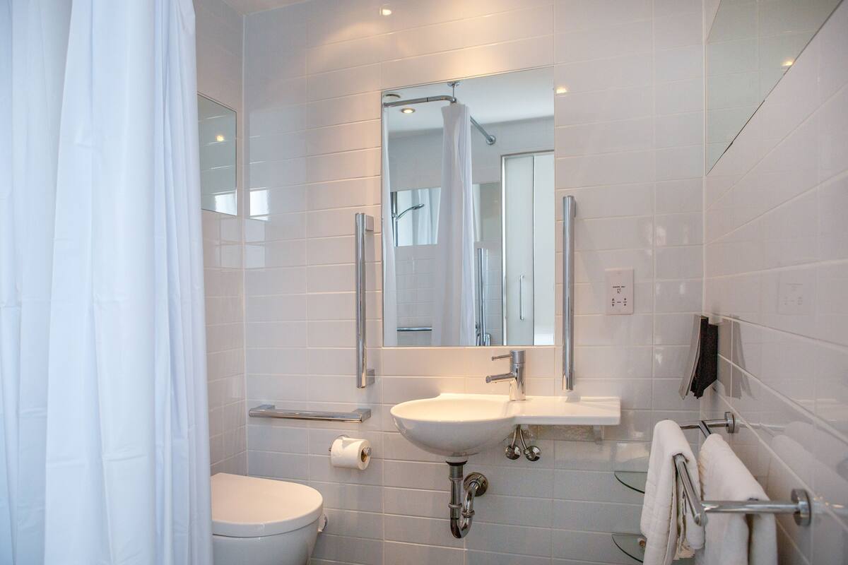 superior double room, 1 queen bed, accessible | bathroom | shower, free toiletries, hair dryer, towels