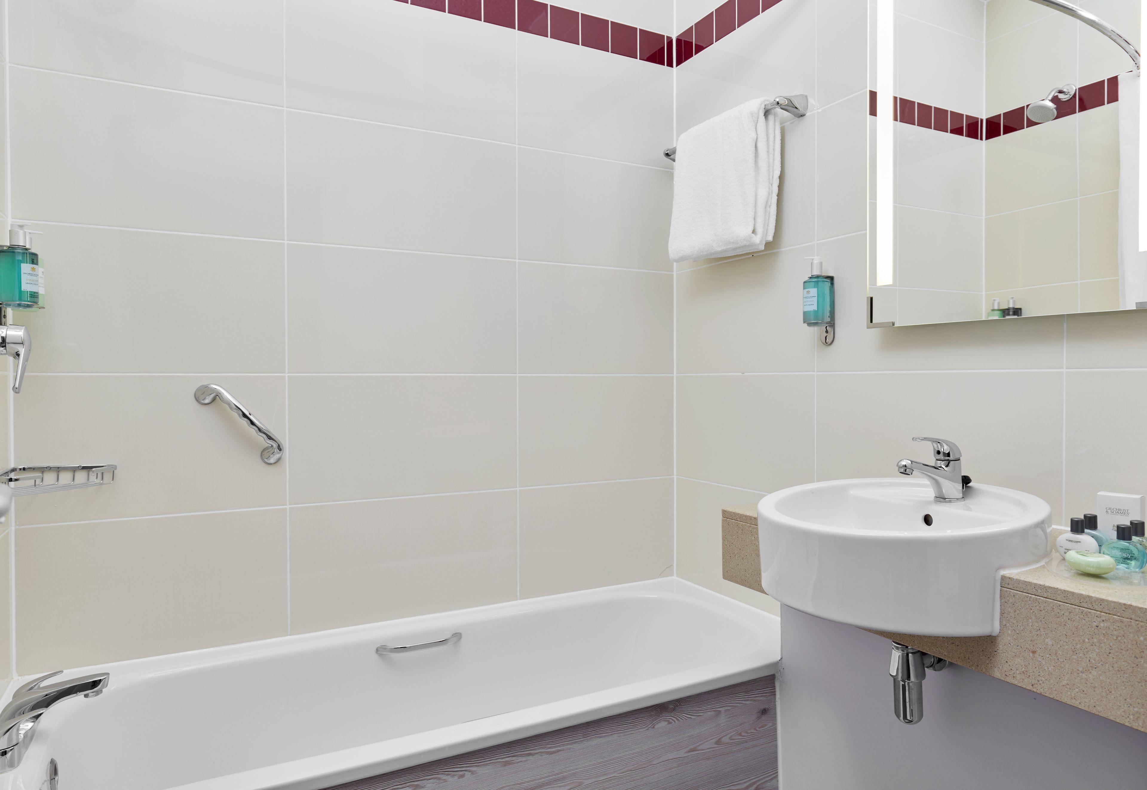 executive room | bathroom | combined shower/bathtub, free toiletries, hair dryer, towels