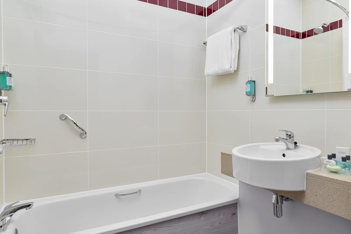 executive room | bathroom | combined shower/bathtub, free toiletries, hair dryer, towels