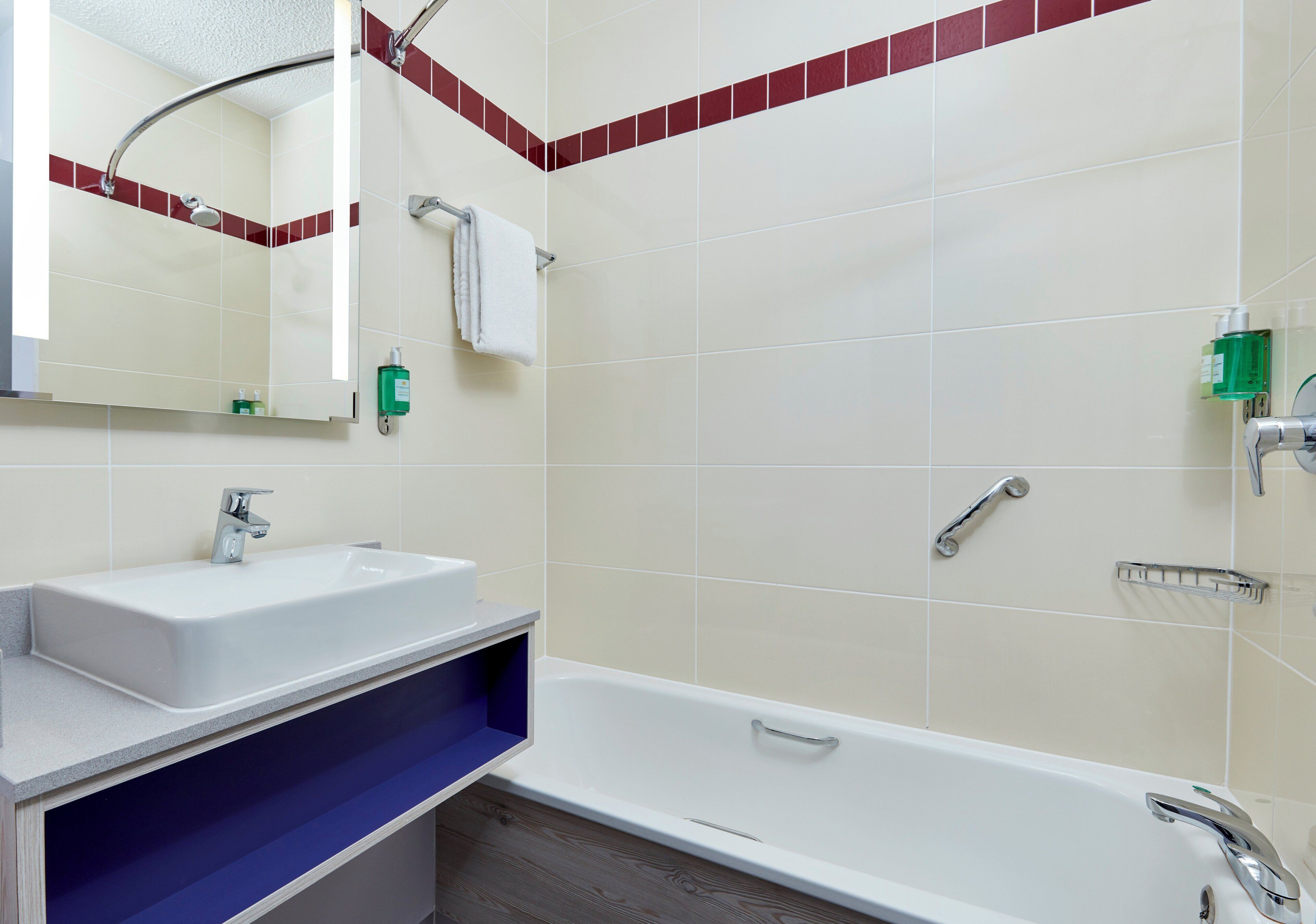 combined shower/bathtub, free toiletries, hair dryer, towels