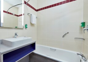 Bañera con ducha, artículos de tocador gratuitos, secador de pelo