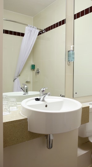 Habitación superior con 2 camas individuales | Baño | Tina con regadera, amenidades de baño gratuitas, secadora de cabello