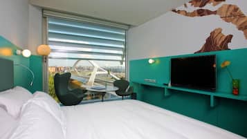 Minibar, caja de seguridad en la habitación y escritorio