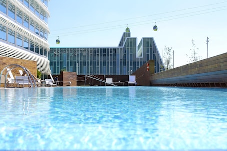 Seasonal outdoor pool. Hotel Hiberus