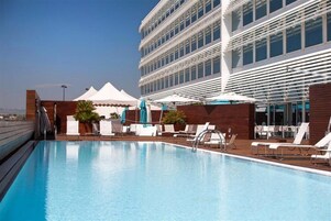 季节性开放的室外游泳池