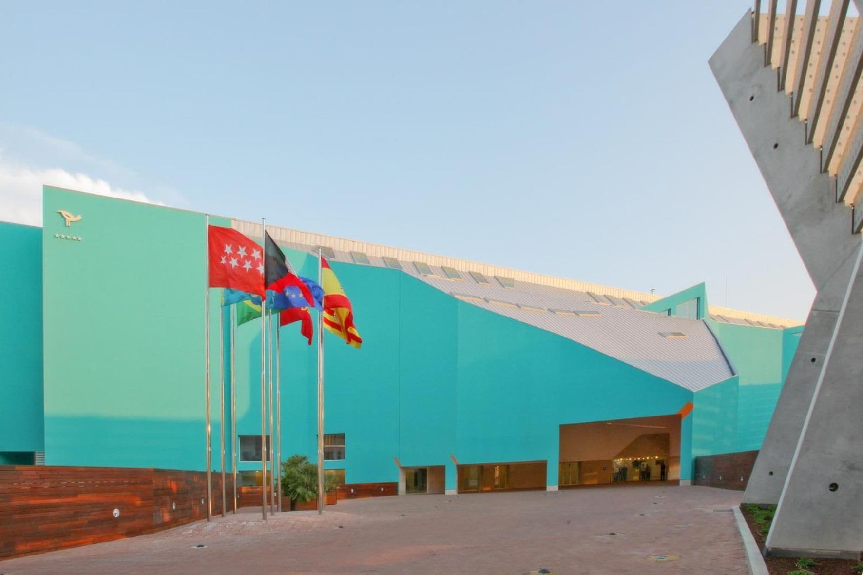 Un edificio moderno con techo plano y una entrada amplia.
