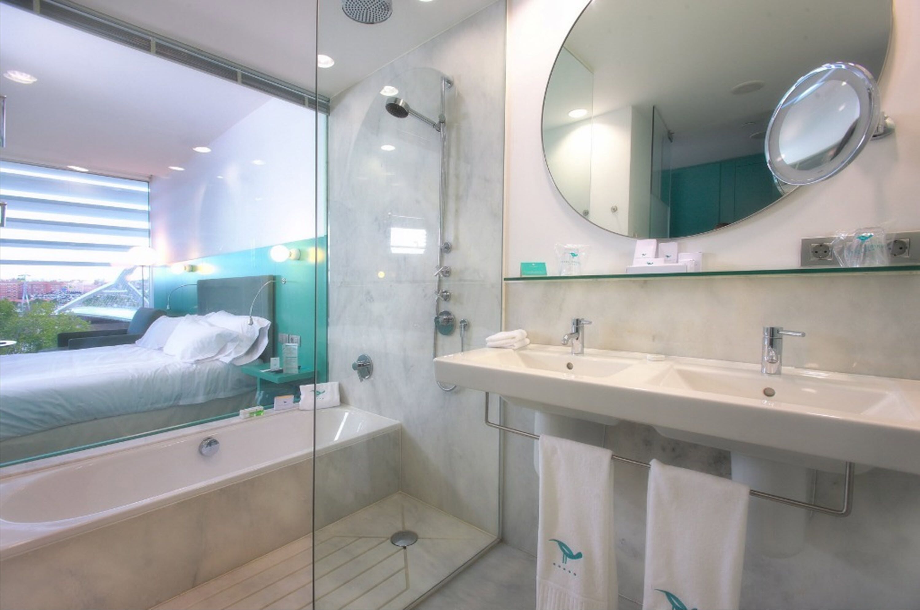 jetted bath, hydromassage showerhead, hair dryer, towels