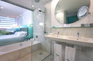 Jetted bath, hydromassage showerhead, hair dryer, towels - Hotel Hiberus (Zaragoza)