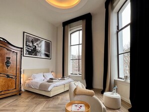 Ropa de cama de alta calidad y minibar