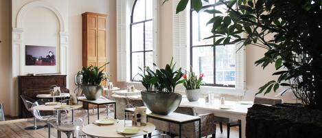 Dagelijks continentaal ontbijt (EUR 24 per persoon)