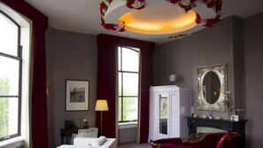 Romantic Suite, River View | Premium bedding, minibar, in-room safe, individually decorated - Suite Hotel Pincoffs Rotterdam (Rotterdam)
