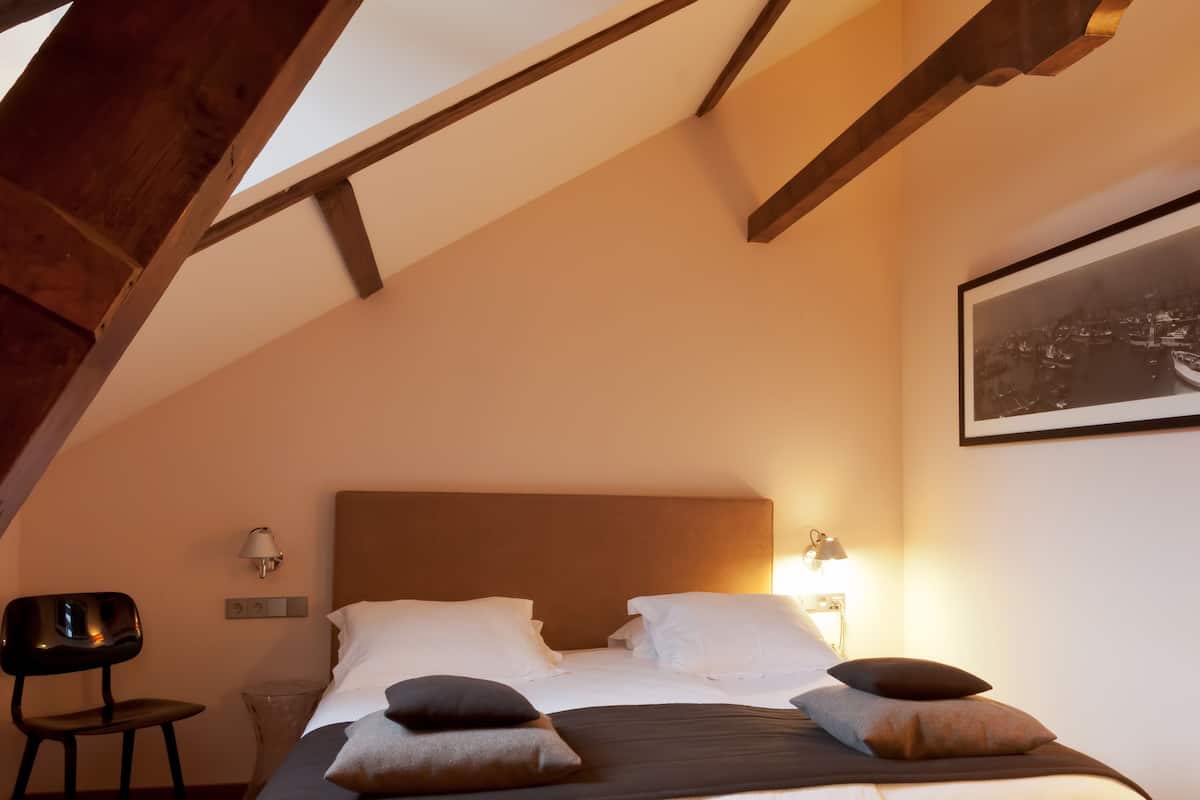 Standaard tweepersoonskamer | Luxe beddengoed, een minibar, een kluis op de kamer, een bureau