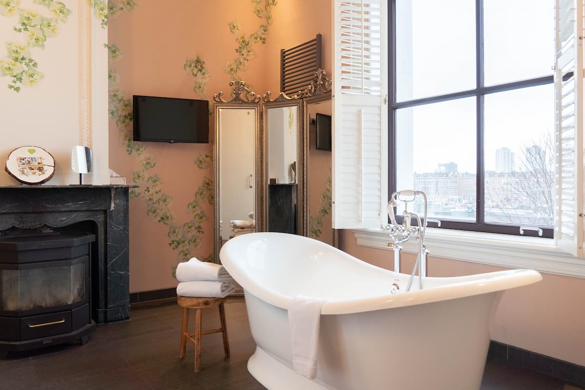 Romantische suite, uitzicht op rivier | Badkamer | Milieuvriendelijke toiletartikelen, een haardroger, badjassen