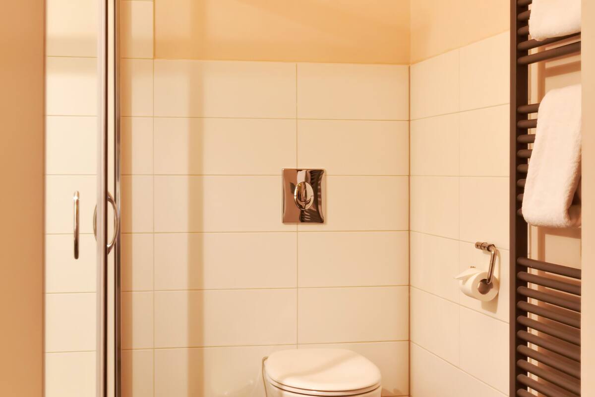 standard double room | bathroom | eco-friendly toiletries, hair dryer, bathrobes, slippers