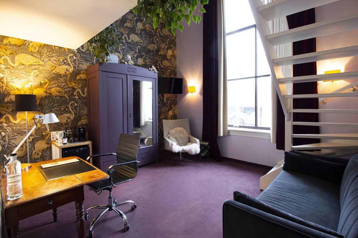 Standaard kamer (Split Level) | Luxe beddengoed, een minibar, een kluis op de kamer, een bureau