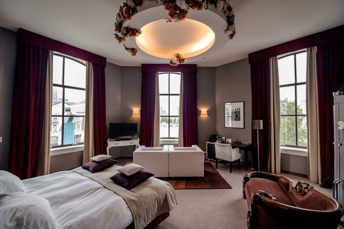 Luxe beddengoed, een minibar, een kluis op de kamer, een bureau