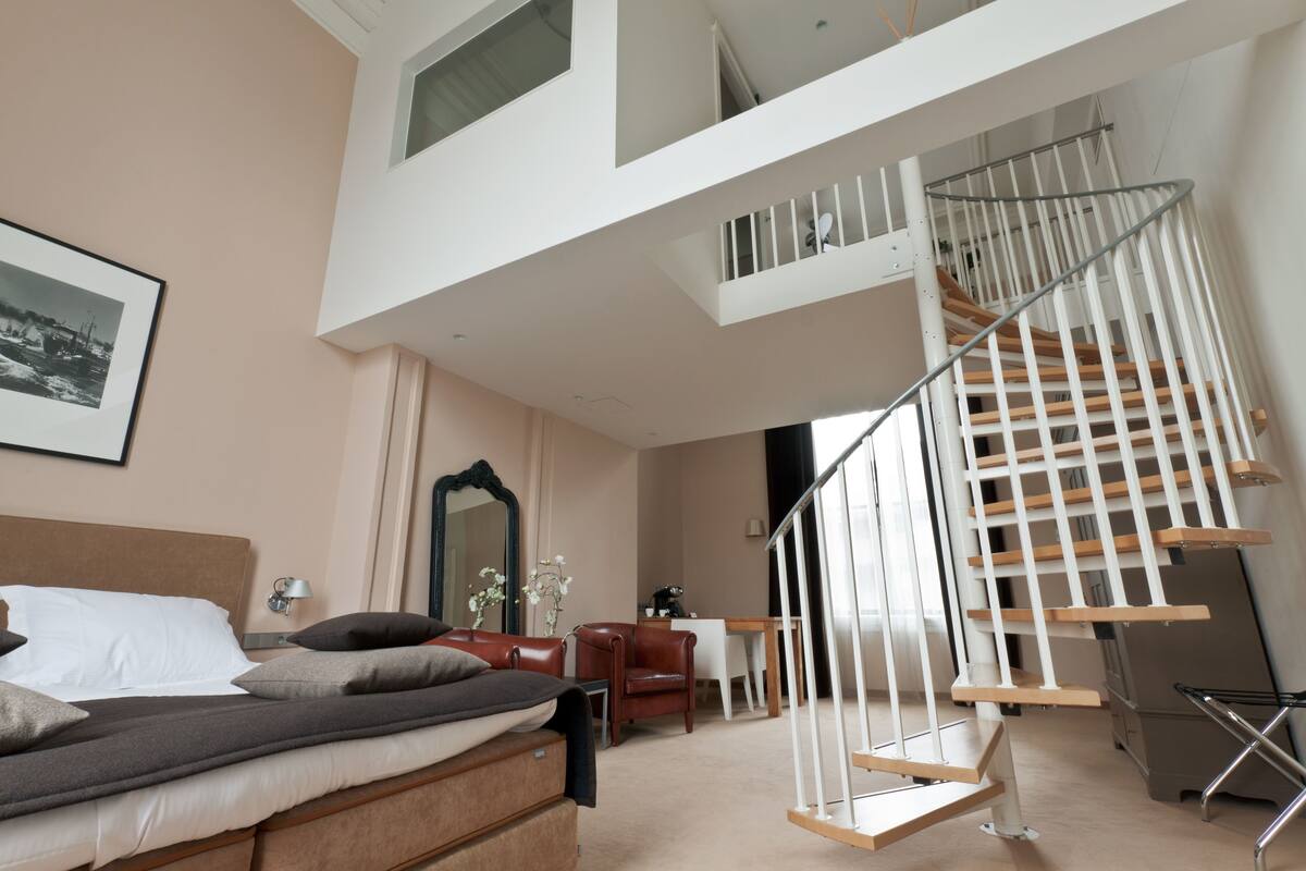 Junior suite (Vide) | Luxe beddengoed, een minibar, een kluis op de kamer, een bureau