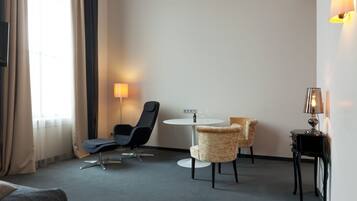 Deluxe Room | 1 bedroom, premium bedding, minibar, in-room safe