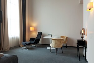 Deluxe Room | Premium bedding, minibar, in-room safe, individually decorated