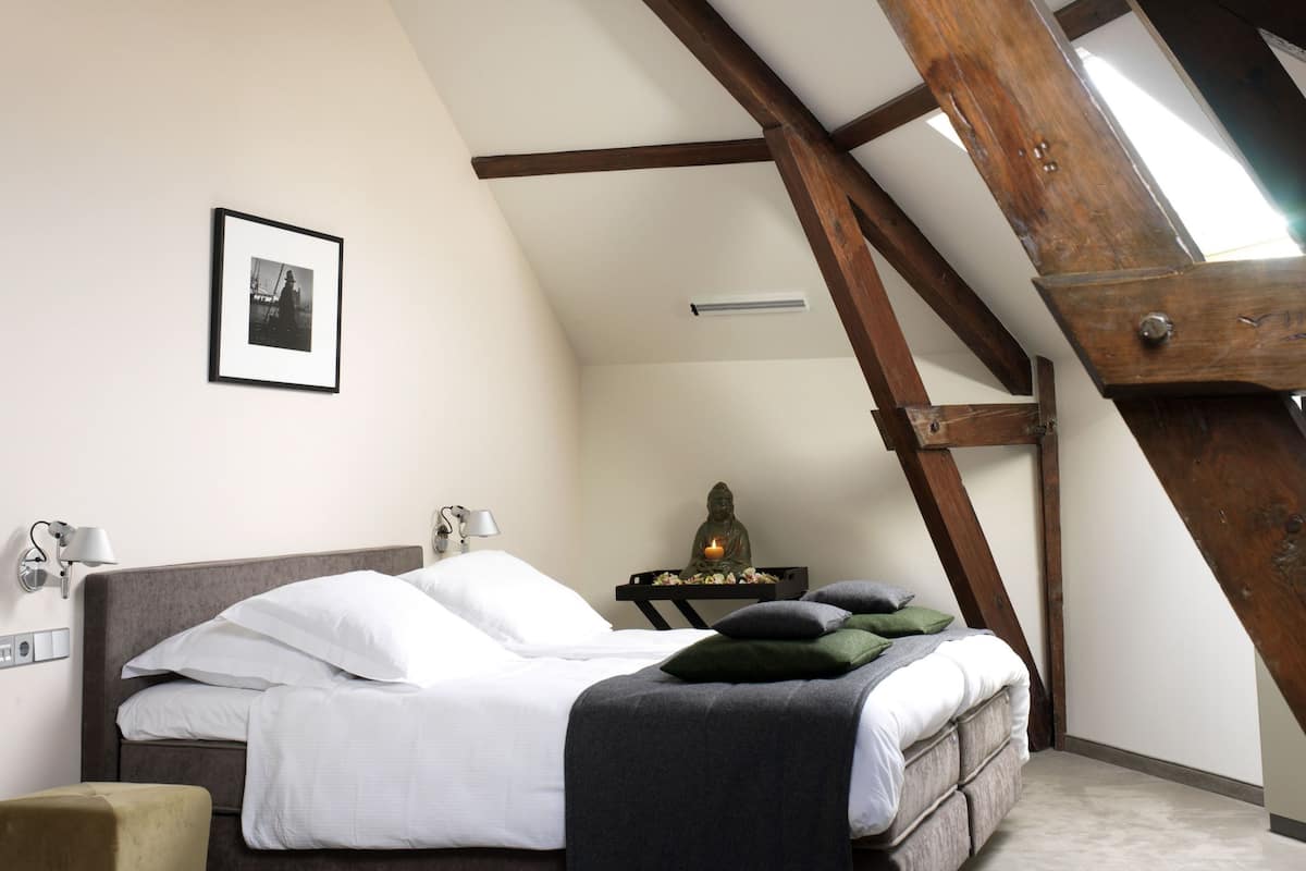 Deluxe kamer | Luxe beddengoed, een minibar, een kluis op de kamer, een bureau
