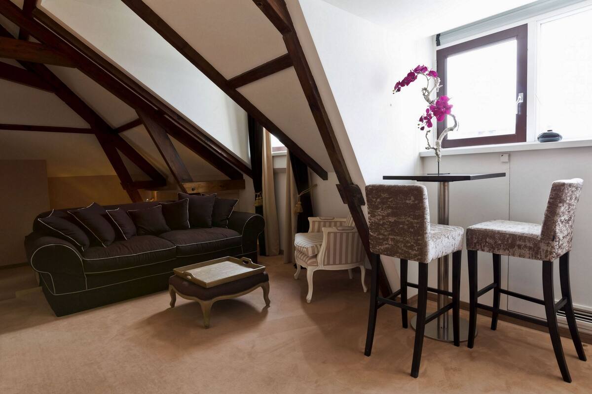 Junior suite, keuken | Luxe beddengoed, een minibar, een kluis op de kamer, een bureau