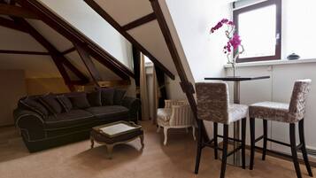 Suite junior, cocina | Ropa de cama de alta calidad, minibar, caja fuerte