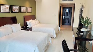 Minibar, caja de seguridad en la habitación y escritorio 