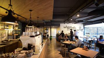 Petit déjeuner continental (236 THB par personne)