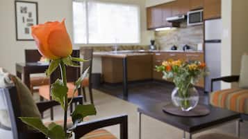 Suite | In-room safe, desk, iron/ironing board, free WiFi