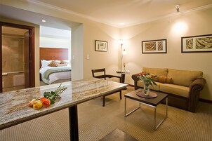 Cofres nos quartos, escrivaninha, ferros/tábuas de passar roupa