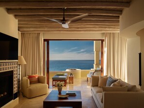 Suite panorámica, 1 cama de matrimonio grande, vistas parciales al mar (Estrella) | Zona de estar | Una televisión, una chimenea, películas de pago