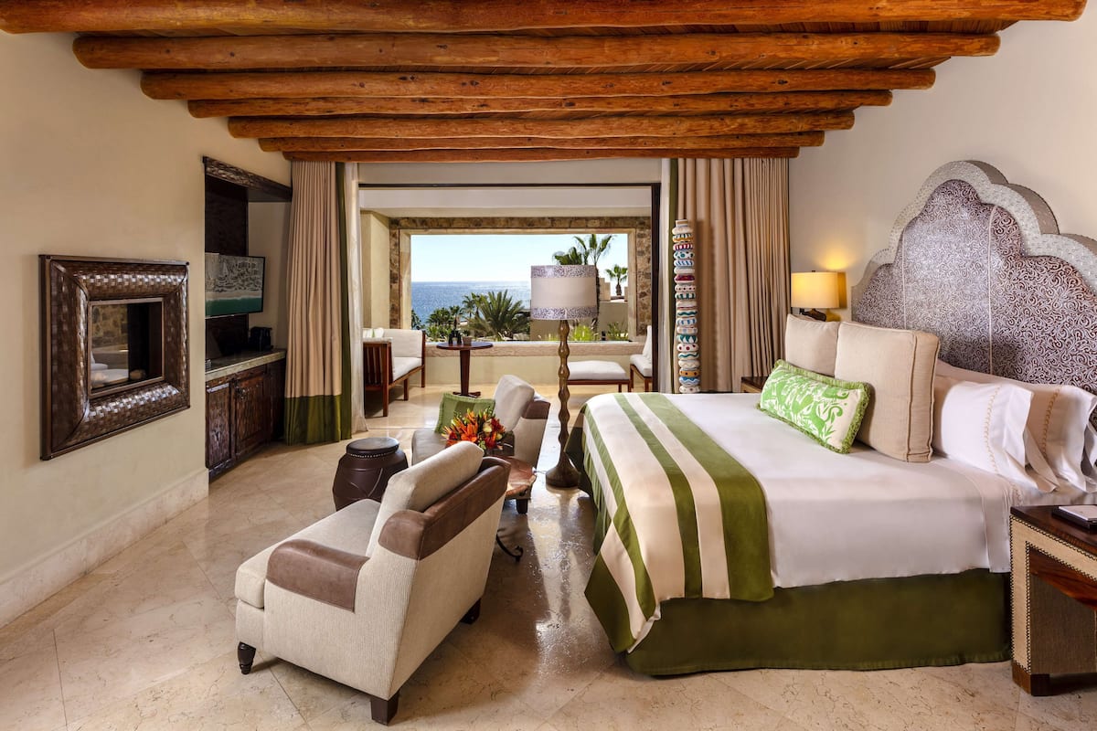 Egyptian cotton sheets, premium bedding, pillow-top beds, free minibar