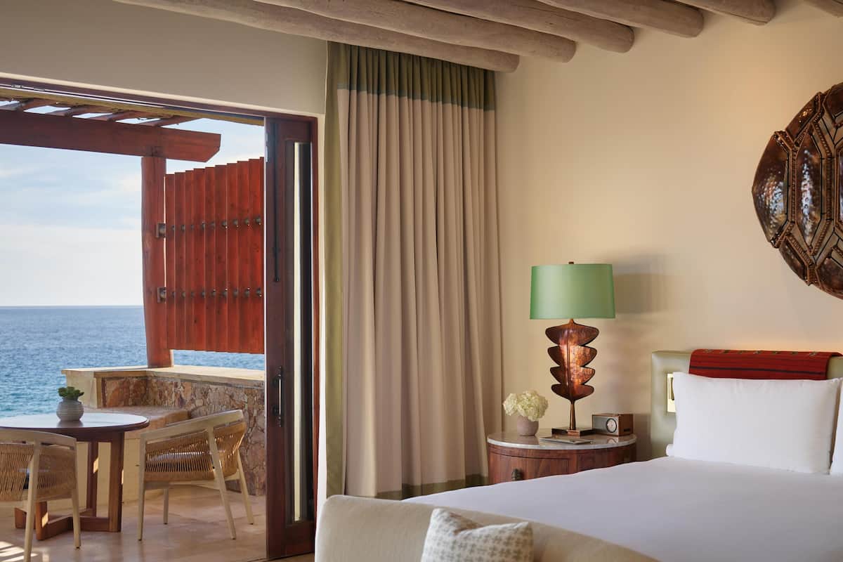 Junior Suite, 1 King Bed (Vista) | Egyptian cotton sheets, premium bedding, pillowtop beds, minibar