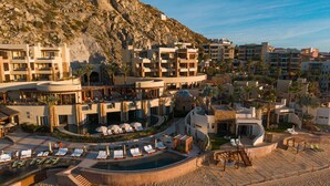 Un resort con varias construcciones, piscina y zona de playa.