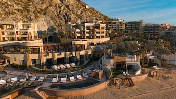 Aan het strand, gratis strandcabana's, massages op het strand