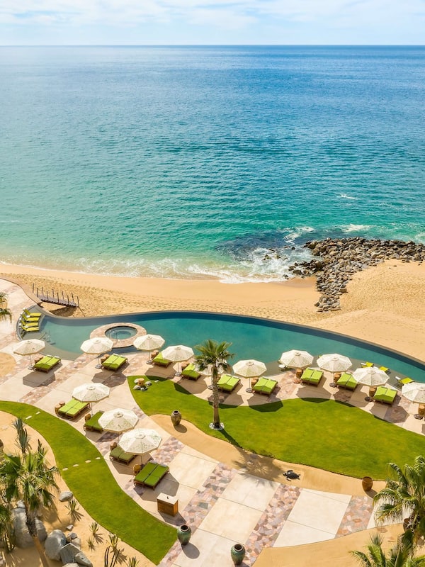 3 outdoor pools, pool umbrellas, sun loungers