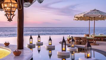 3 albercas al aire libre, sombrillas en la alberca y camastros