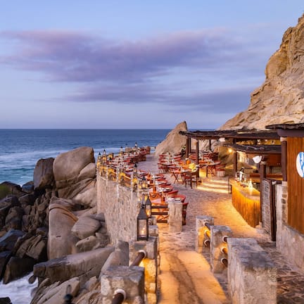 4 restaurants, breakfast, lunch, dinner served; seafood