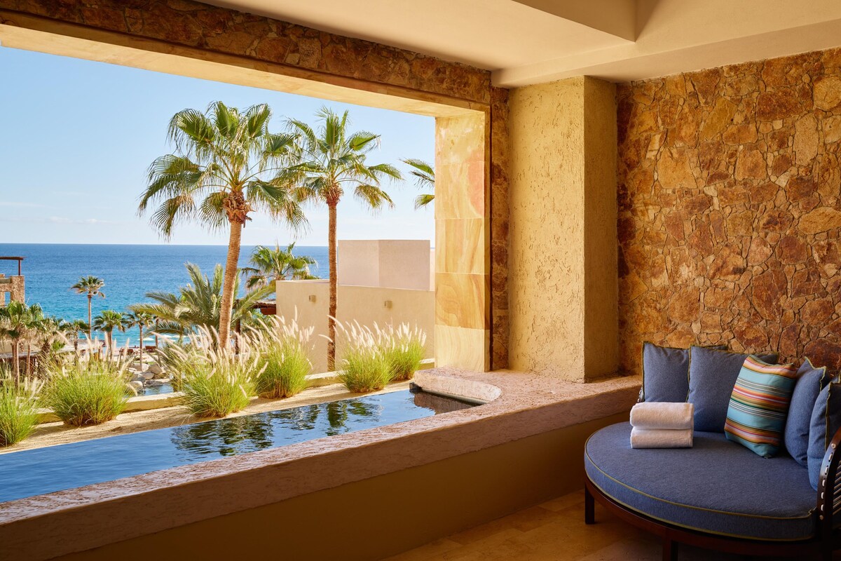 Ein Zimmer mit Meerblick, einem Pool und einer Sitzgelegenheit mit Ausblick.