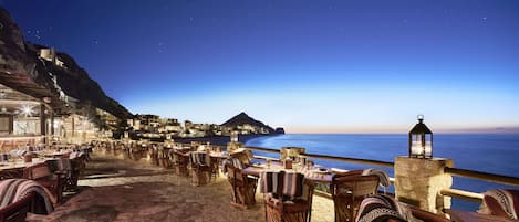 4 restaurantes, com serviço de café da manhã e almoço; frutos do mar