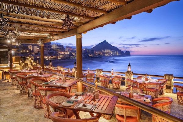 4 restaurants; breakfast, lunch, and dinner served