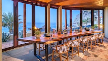 4 restaurants; breakfast, lunch, and dinner served