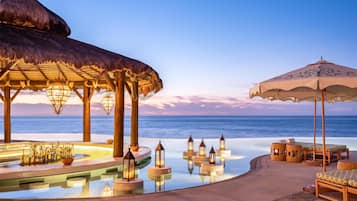 3 albercas al aire libre, sombrillas en la alberca y camastros